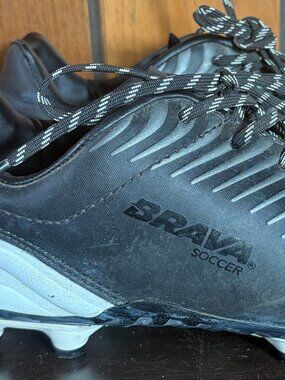 Brava Mens Soccer Cleats Black & White Studded Size 7D - EUC